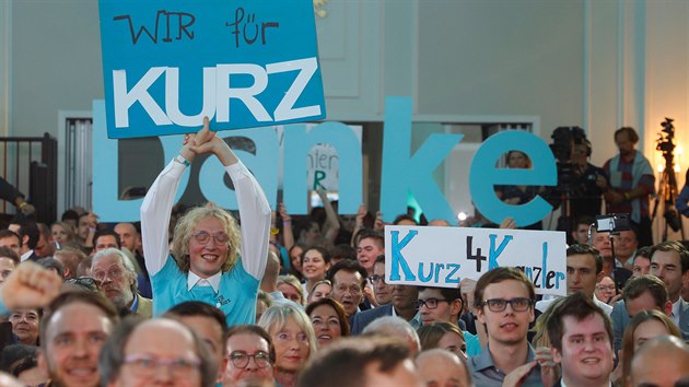 Pznivci Rakousk lidov strany reaguj na pedbn vsledky pedasnch voleb ve tbu ve Vdni. (29. z 2019)