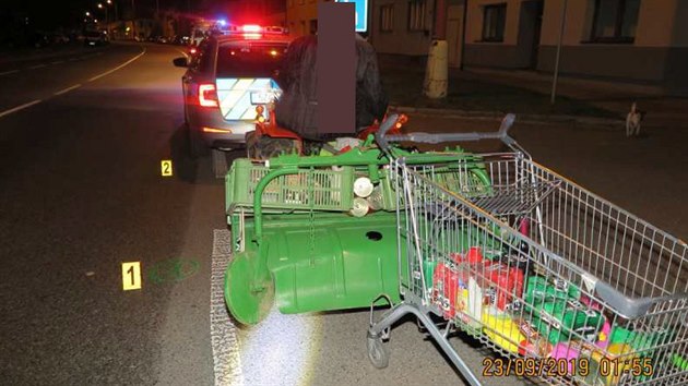 Muž k traktoru připojil i nákupní vozík, který ukradl.