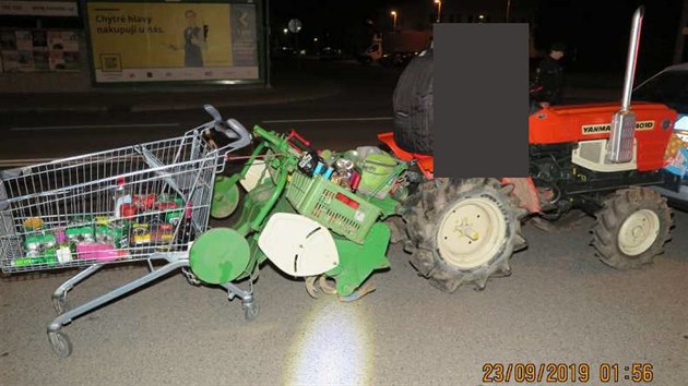 Traktor, kter dil dl i pes zkazy, mui policist odali.