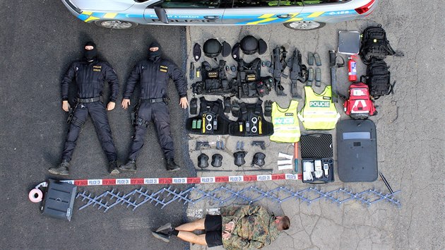 Policist z pohotovostnho a eskortnho oddlen Krajskho editelstv policie Zlnskho kraje a jejich hldkov vozidlo.