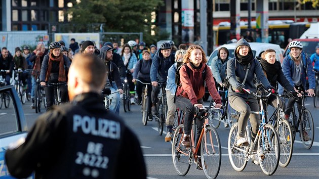 Aktivist v rmci globln stvky za klima blokuj na kolech jednu z hlavnch dopravnch tepen v Berln. (20. z 2019)