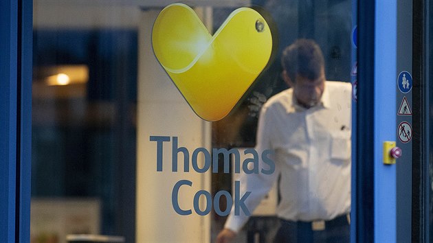 Pracovnk ostrahy ve vstupu do sdla cestovn kancele Thomas Cook v nmeckm Oberurselu u Frankfurtu (23. 9. 2019)