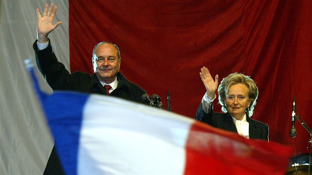 Jacques Chirac s manelkou Bernadette na shromdn svch pznivc v Pai (5. 5. 2002)