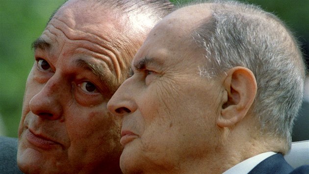 Jacques Chirac (vlevo) krtce po svm zvolen naslouch svmu pedchdci Franoisi Mitterrandovi bhem oslav 50. vro konce druh svtov vlky. (8. kvtna 1995)