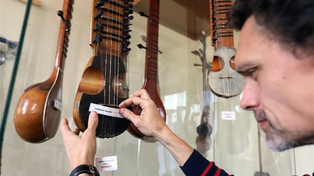 Muzeum Cheb zskalo uniktn sbrku strunnch hudebnch nstroj, s jejich vrobou je region zce spjat. Zakoupil ji Karlovarsk kraj od firmy Strunal Schnbach. Kolekce se v tchto dnech spolu s vitrnami pesthovala do budovy radnice v Lubech, kde byla v sobotu 21. z v rmci lubskch Slavnost hudby slavnostn otevena pro veejnost. (21.9.2019)