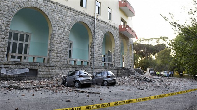 Znien auta ped pokozenou fakultn budovou v albnsk Tiran. (22.9.2019)