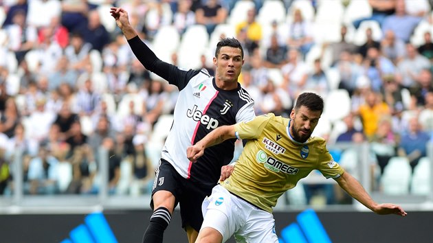 Cristiano Ronaldo z Juventusu ske pro m, brn mu Nenad Tomovi ze Spalu.