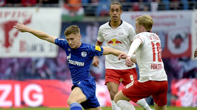Jonjoe Kenny (vlevo) ze Schalke unik s mem Emilu Forsbergovi z Lipska.