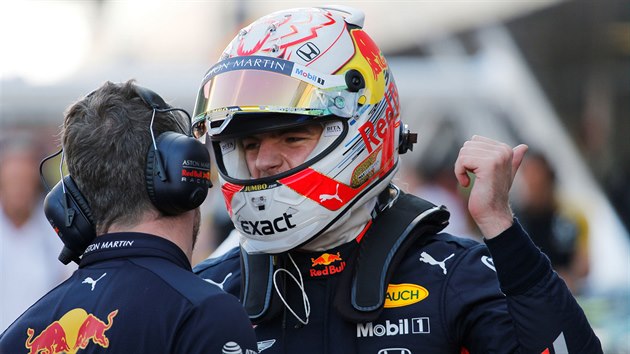 Max Verstappen z Red Bullu se zdrav s tmem po kvalifikaci Formule 1 v Rusku.