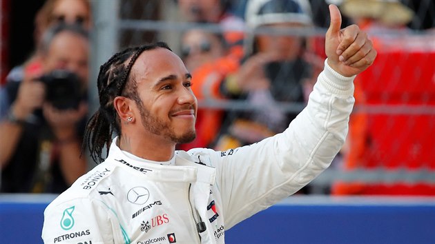 Lewis Hamilton z Mercedesu zdraví své fanoušky po kvalifikace formule 1 v Rusku.