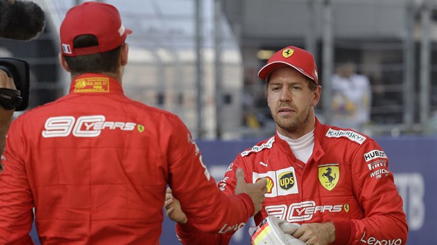 Charles Leclerc z Ferrari oslavuje s tmovm kolegou Sebastianem Vettelem kvalifikaci formule 1 v Rusku.