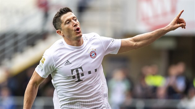 Robert Lewandowski oslavuje gl v dresu Bayernu.