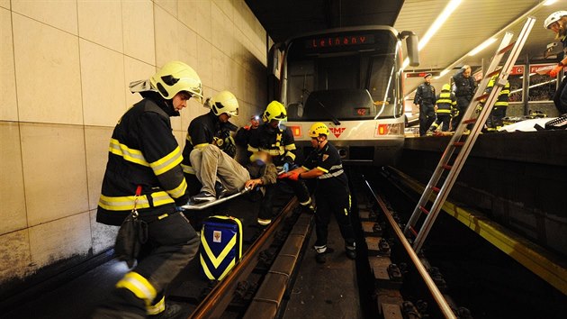 Hasii v ter zachraovali mue, kter spadl do kolejit ve stanici metra Florenc (na fotografii). Po pr minutch jeli ke stejnmu zsahu do stanice Boislavka. (24.9.2019)