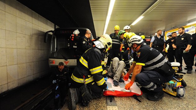 Hasii v ter zachraovali mue, kter spadl do kolejit ve stanici metra Florenc (na fotografii). Po pr minutch jeli ke stejnmu zsahu do stanice Boislavka. (24.9.2019)