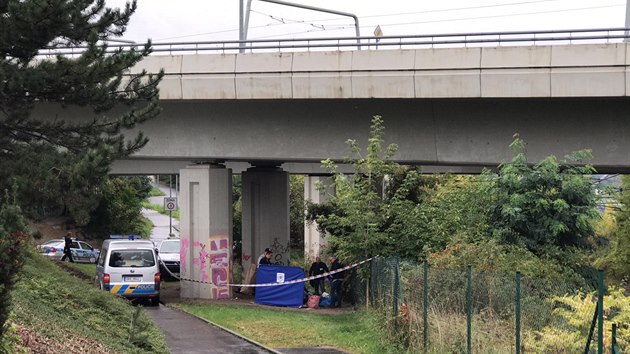 Policie vyetuje smrt eny, kterou nalezli pod silnin rampou. (25.9.2019)