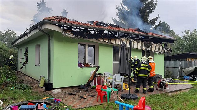 Pi poru domu v Mici se propadla stecha. Rodina, kter v dom spala, stihla utct. (27. z 2019)