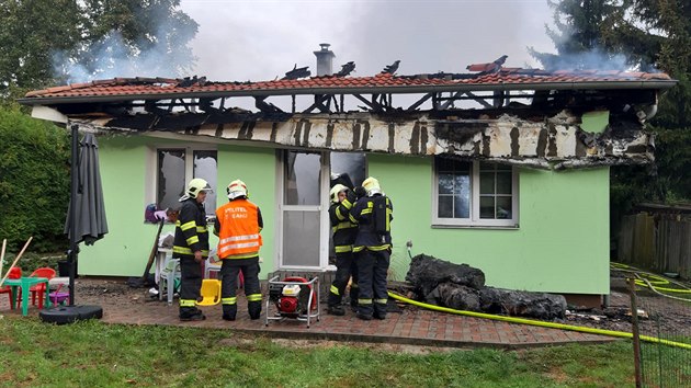 Pi poru domu v Mici se propadla stecha. Rodina, kter v dom spala, stihla utct. (27. z 2019)