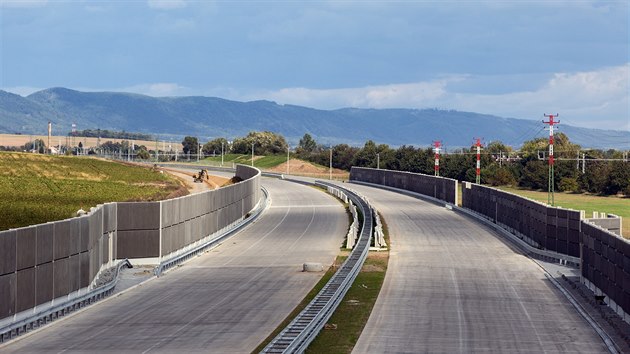 Stavba pedposlednho chybjcho seku dlnice D1 z Lipnka nad Bevou do Perova se bl ke konci. Prvn motorist by sem mli vjet 6. prosince (na snmku st na okraji Perova u mstn sti Vinary).