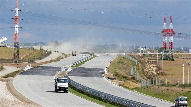 Stavba pedposlednho chybjcho seku dlnice D1 z Lipnka nad Bevou do Perova se bl ke konci. Prvn motorist by sem mli vjet 6. prosince (na snmku st na okraji Perova u mstn sti Vinary).