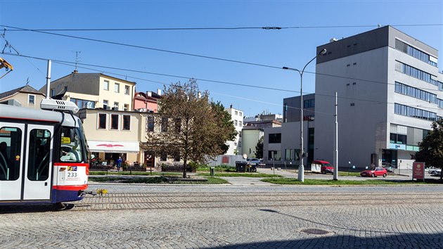 Souasn vzhled msta na olomouck td Svobody u budovy esk spoitelny (vpravo), kde plnuje podnikatel Josef Endl postavit ptipatrov bytov dm s podzemnmi garemi. Krom parkovit by mu musela ustoupit i restaurace Trattoria (na snmku vlevo v poped).