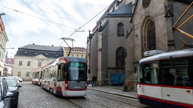 Tramvajov troleje jsou v olomouck ulici 8. kvtna nachzejc se v centru msta zatm uchycen na domech, po plnovan rekonstrukci u budou ale muset bt z velk sti uchyceny na sloupech. ada majitel dom s uchycenm do fasd nesouhlas.