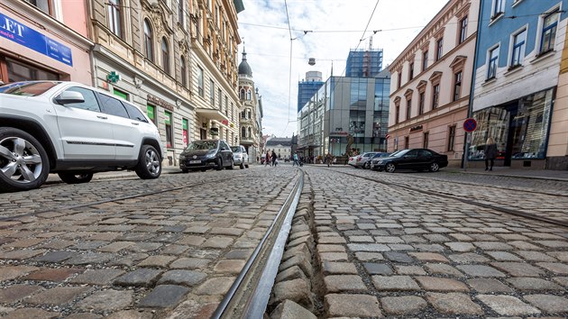 Tramvajov troleje jsou v olomouck ulici 8. kvtna nachzejc se v centru msta zatm uchycen na domech, po plnovan rekonstrukci u budou ale muset bt z velk sti uchyceny na sloupech. ada majitel dom s uchycenm do fasd nesouhlas.