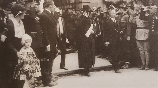 Fotografie pozen u olomouck radnice bhem prvn prezidentsk nvtvy msta Tomem Garriguem Masarykem v z 1921