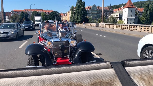 Auta pipomnajc veterny voz turisty po Praze. Ns vyla hodinov vyjka na 2 200 korun.