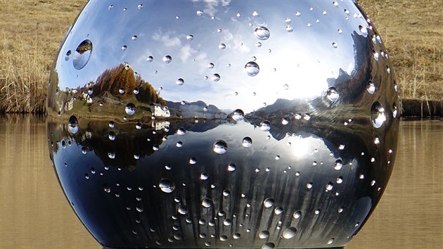 Díky kombinaci křišťálového vzduchu a podzimního slunce stojícího nízko na obloze je Engadin rájem každého fotografa. Někdy stačí k maximálnímu efektu minimální prostředky - třeba skleněná koule uprostřed jezera fungující jako zrcadlo.