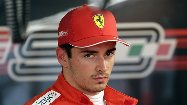 Charles Leclerc ze stje Ferrari bhem trnink na Velkou cenu Ruska formule 1