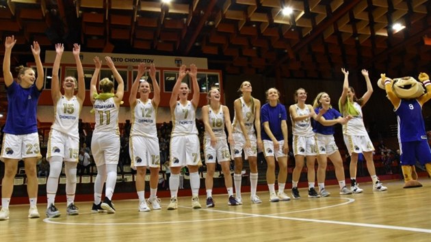 Chomutovsk basketbalistky ligovou premiru zvldly, slav s divky.