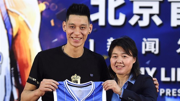 Jeremy Lin pzuje s dresem svho novho klubu Beijing Ducks.