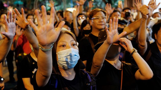 Sprvkyn Hongkongu Carrie Lamov v reakci na nkolikamsn protivldn demonstrace ve tvrtek zahjila dialog s obany. K jednn, kter se kon na Stadionu krlovny Albty, bylo nhodn vybrno 150 zstupc z vce ne 20 000 zjemc. Ped stadionem se sela ada demonstrant, kte skanduj hesla se svmi poadavky, a rozmstila se tam podkov policie se tty, pepovmi spreji a ndremi slznho plynu. (26. z 2019)