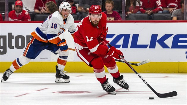 Obrnce Detroitu Filip Hronek u puku v duelu s NY Islanders, sth ho Anthony Beauvillier.