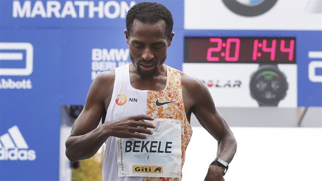 Etiopský běžec Kenenisa Bekele v cíli Berlínského maratonu