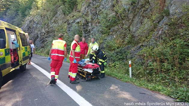 Při nehodě dvou aut u Špindlerova Mlýna zemřel muž, žena se vážně zranila (21. 9. 2019).