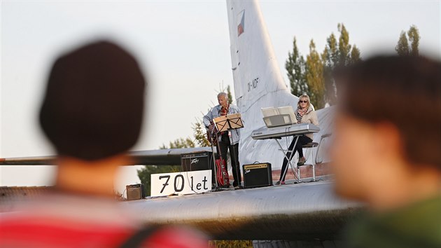 Leteck nadenec Karel Tarantk oslavil 70. narozeniny hudebnm vystoupenm na kdle Tupolevu Tu - 104, kter je soust Airparku ve Zrui u Plzn. (20. 9. 2019)