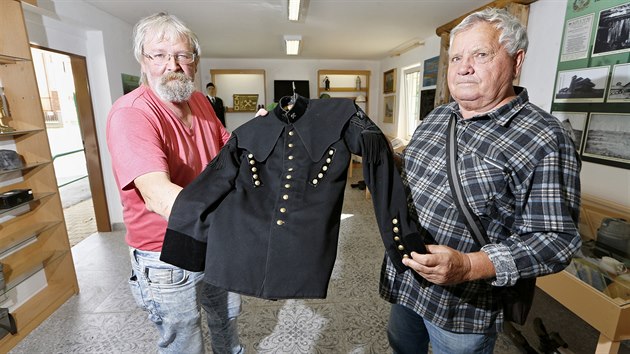 Pedseda Hornicko-historickho spolku Zpadoeskch uhelnch dol Antonn Lukek (vpravo) geolog a autor expozice Martin Lang ukazuj uniformu hornka z 19. stolet, kter je soust novho hornickho muzea. (26. 9. 2019)