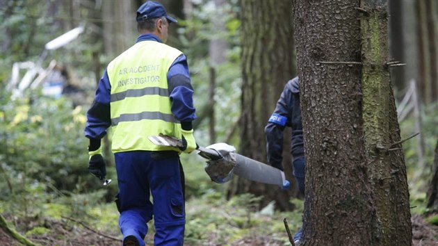 Ptrn po letadle skonilo. Policist jeho trosky nali v lese u obce Petrovice u Mna na Klatovsku. Zemeli v nm dva lid.