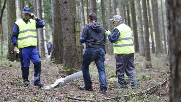 Pátrání po letadle skončilo. Policisté jeho trosky našli v lese u obce Petrovice u Měčína na Klatovsku. Zemřeli v něm dva lidé.  (27. 9. 2019)