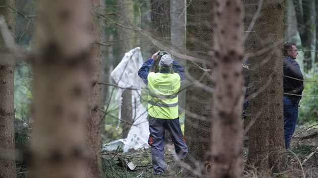 P�tr�n� po letadle skon�ilo. Policist� jeho trosky na�li v lese u obce Petrovice u M���na na Klatovsku. Zem�eli v n�m dva lid�.  (27. 9. 2019)