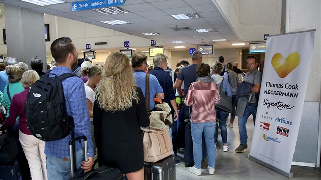 Fronta turistů u přepážky Thomas Cook v Heraklionu na Krétě v den, kdy cestovní kancelář oznámila krach (23. září 2019)