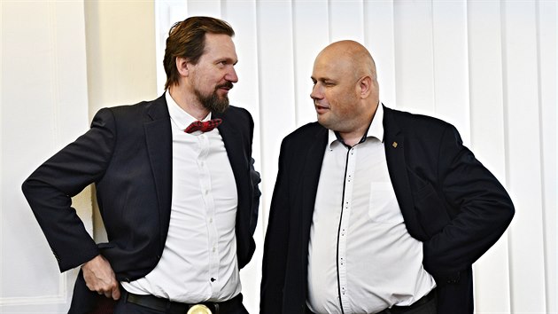 Zastupitelé za TOP 9 Petr Kunc (vlevo) a Miroslav Kubásek (ANO) na jednání o nákupu akcií Technologického parku.