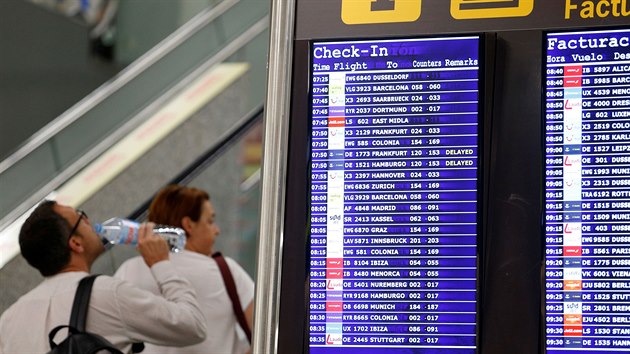 Na informačních tabulích na letišti ve městě Palma na Mallorce přibývají zrušené lety. (23. září 2019)