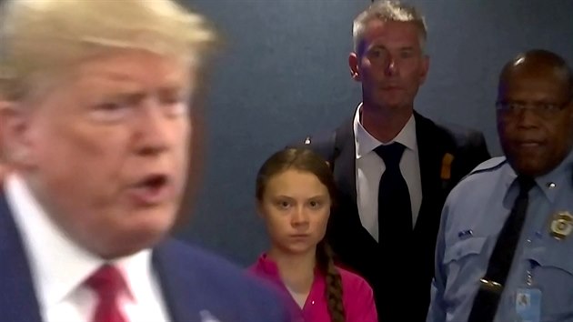 Švédská aktivistka Greta Thunbergová bedlivě pozoruje Donalda Trumpa na summitu OSN (23. září 2019).