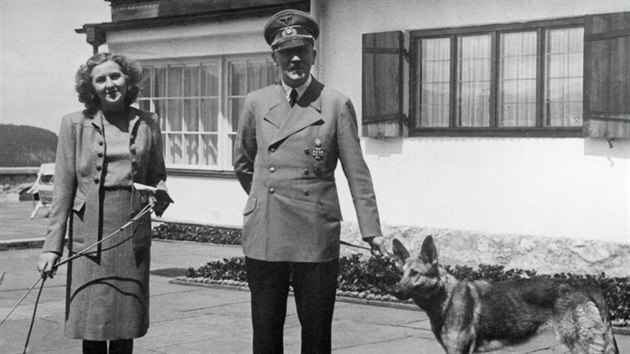Eva Braunová a Adolf Hitler se svými psy Wulfem a Blondi.