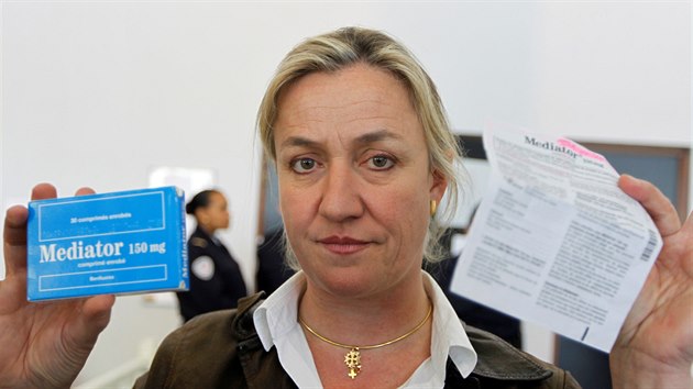Doktorka Irene Frachonov ukazuje krabiku lku Mediator pi soudnm procesu. (14. kvtna 2012) to
