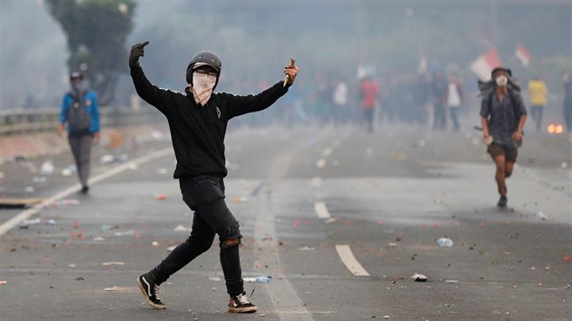 Tisce univerzitnch student v Jakart protestovaly v ter proti novmu trestnmu zkonku. Ten mimo jin trest vzenm mimomanelsk souit a pohlavn styk. (24. z)