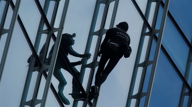 Alain Robert pi vstupu na mrakodrap Skyper. (28. z 2019)