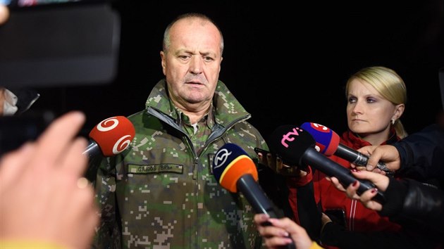 Ministr obrany Petr Gajdo krtce po incidentu informuje mdia o nehod. (28. z 2019)